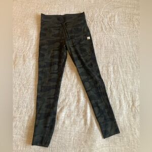 Vuori daily legging camo